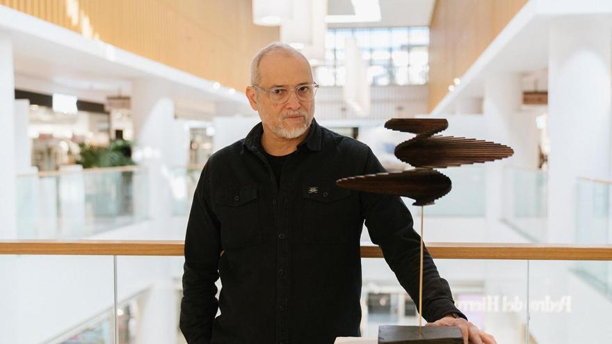 Rafael Jaén, el director de los 'guiñoles' de Aznar, Zapatero y Rajoy que crea esculturas matemáticas: "Busco la belleza oculta en la naturaleza"