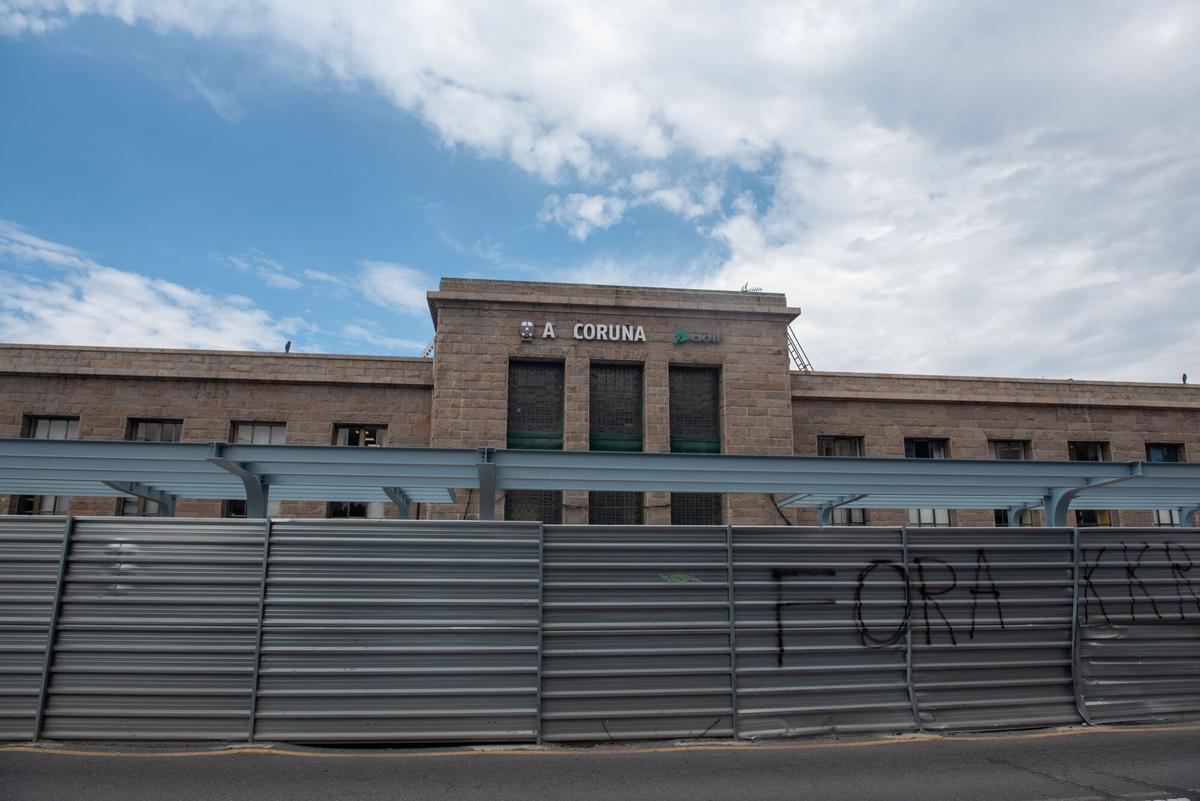 La nueva infraestructura, que cubre parte del lateral del edificio histórico, llama la atención por su color al tiempo que empieza a suscitar recelos entre los vecinos de la zona.