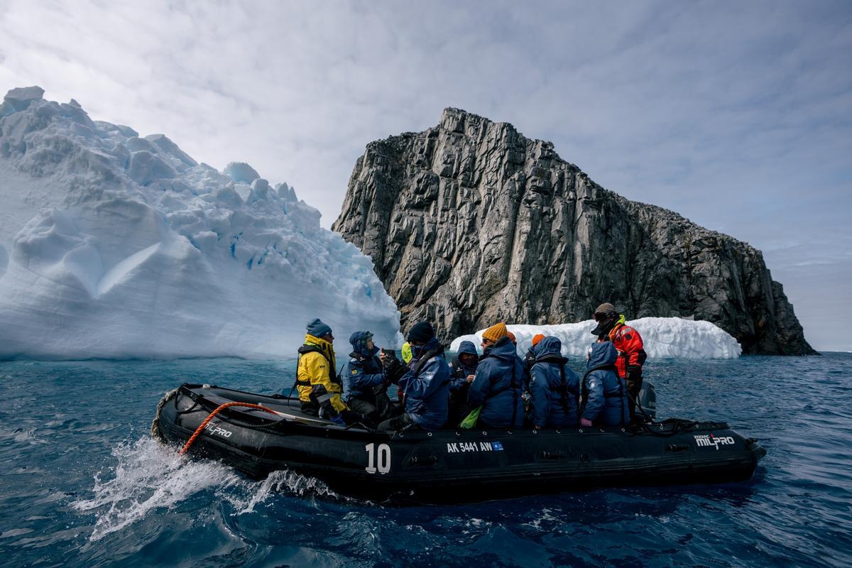 Las expediciones terrestres incluyen desembarco en lancha.