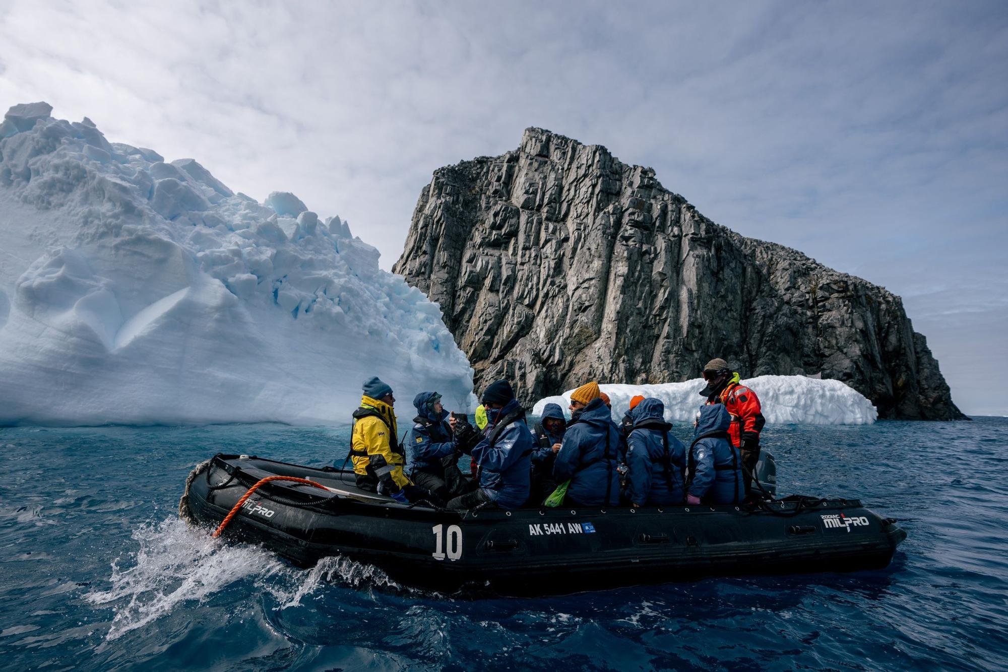 Las expediciones terrestres incluyen desembarco en lancha.