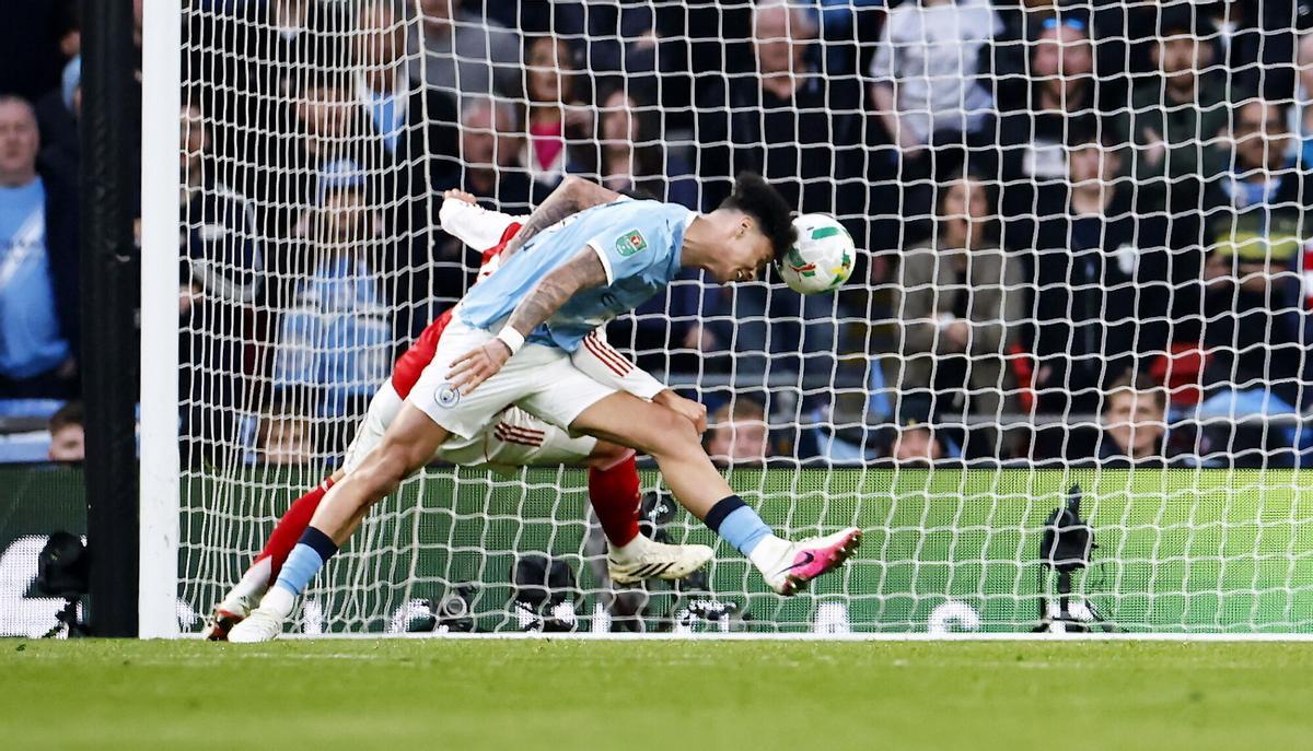 Nico O'Reilly marca el gol que abría la final de la Carabao Cup para el Manchester City ante el Arsenal