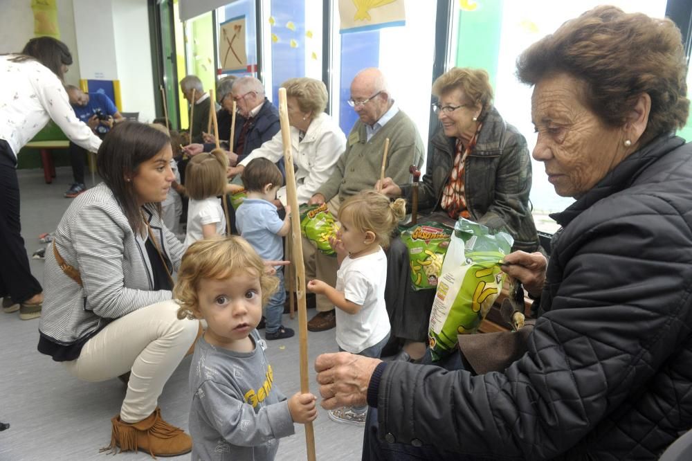 Visita de pacientes con alzheimer de Afaco a la escuela infantil de Os Rosales