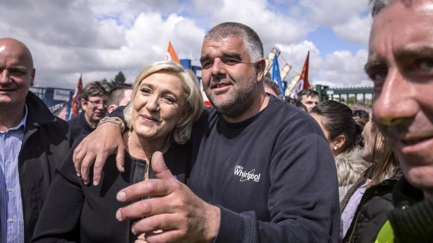 Un simpatizante posa para una foto junto a Le Pen.