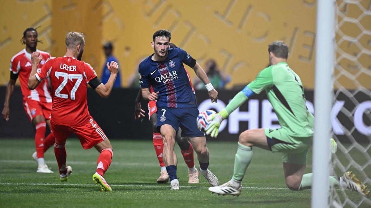 Neuer, the goal of Bayern Munich, saves with his left hand the shot of Kvarathskhelia, the striker of Paris Sg.