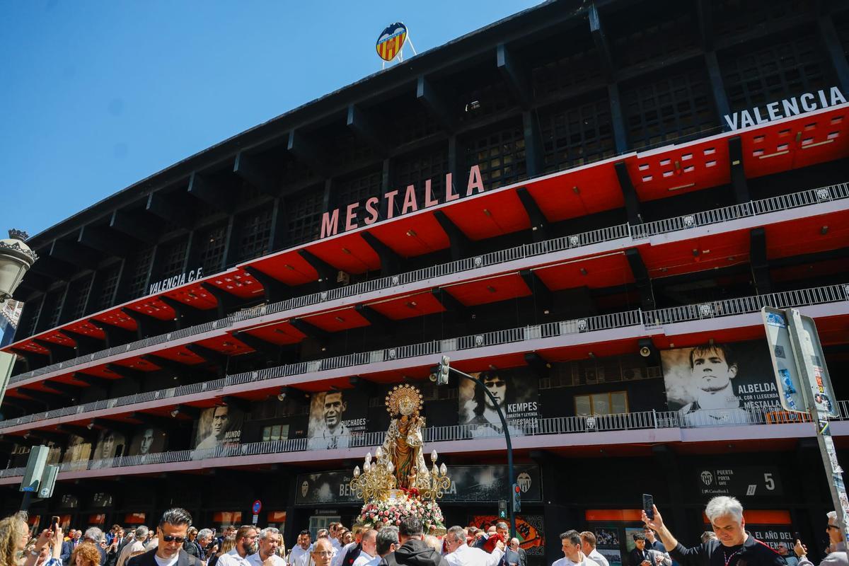 La Virgen de Tabacalera recorre el barrio de la Exposición