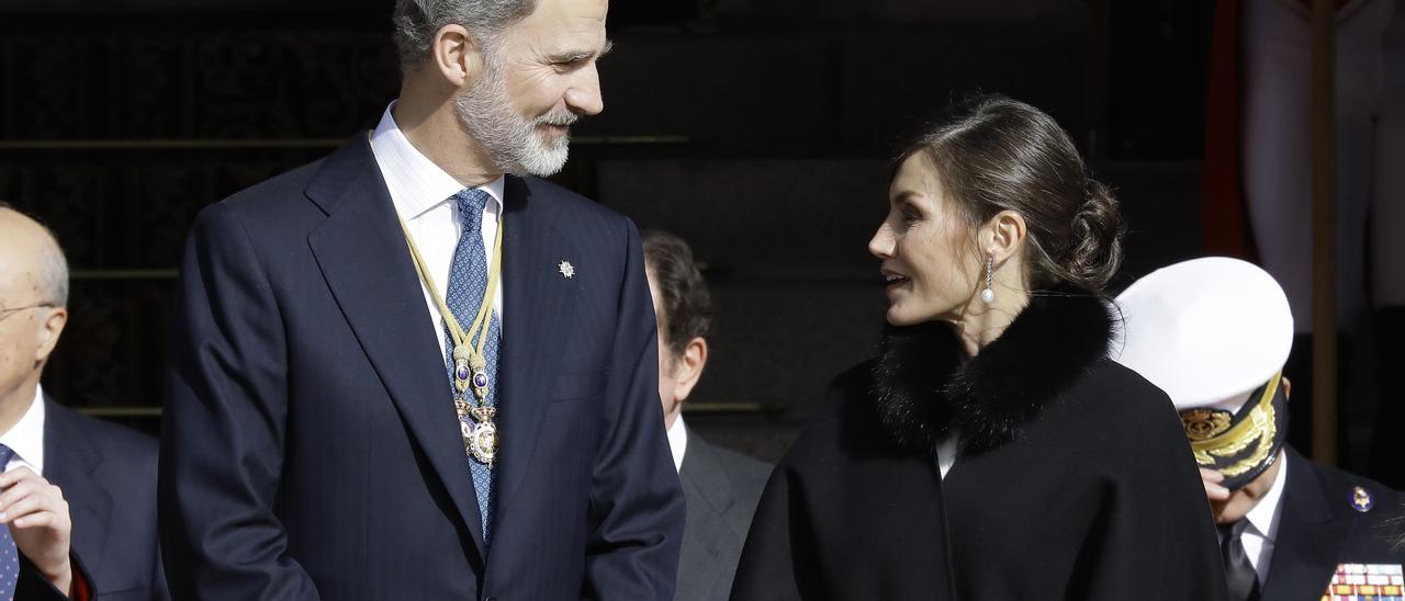 Archivo - El Rey Felipe VI y la Reina Letizia salen de la Solemne Sesión de Apertura de la XIV Legislatura en el Congreso de los Diputados.