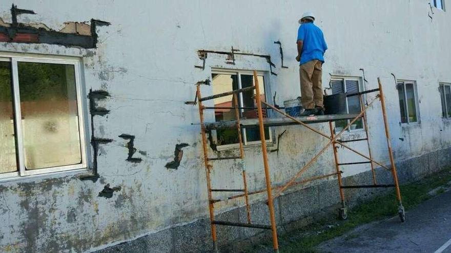 Reparación de grietas y pintado en el viejo colegio de Espiñeira, en Aldán. // Santos Álvarez