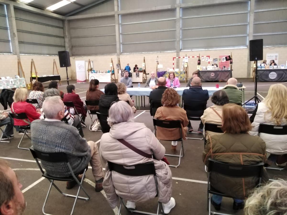 En imágenes: La Feria del Libro llena Navelgas en su sexta edición