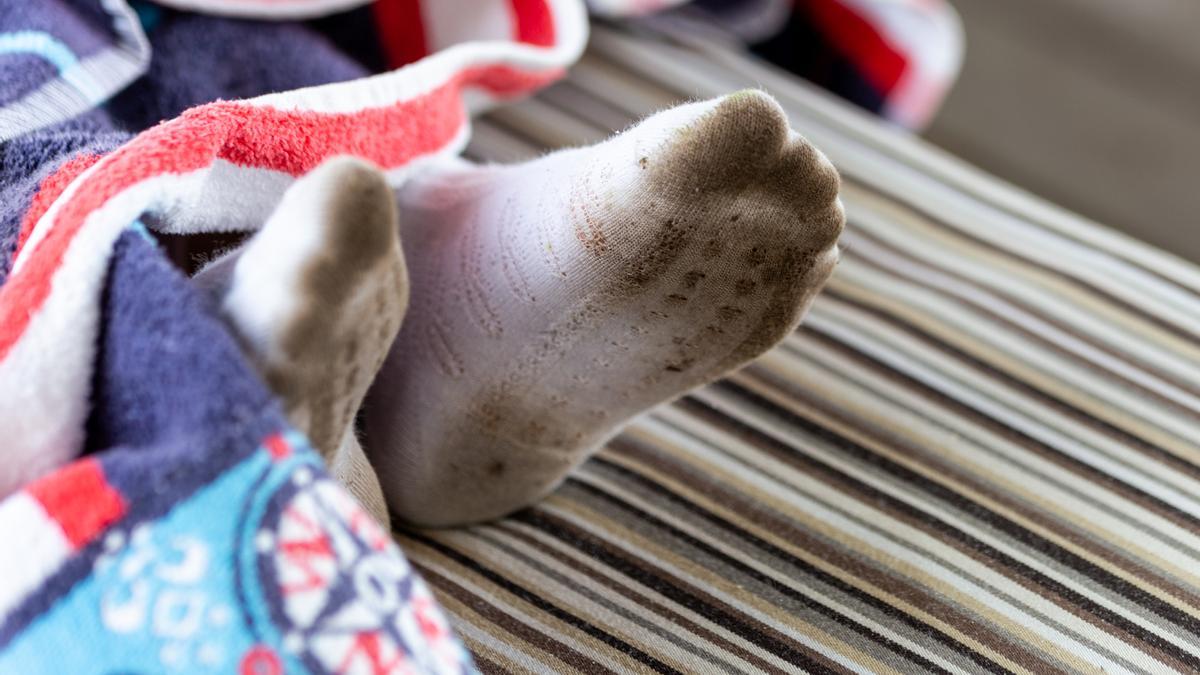 Así se eliminan las manchas negras de los calcetines.