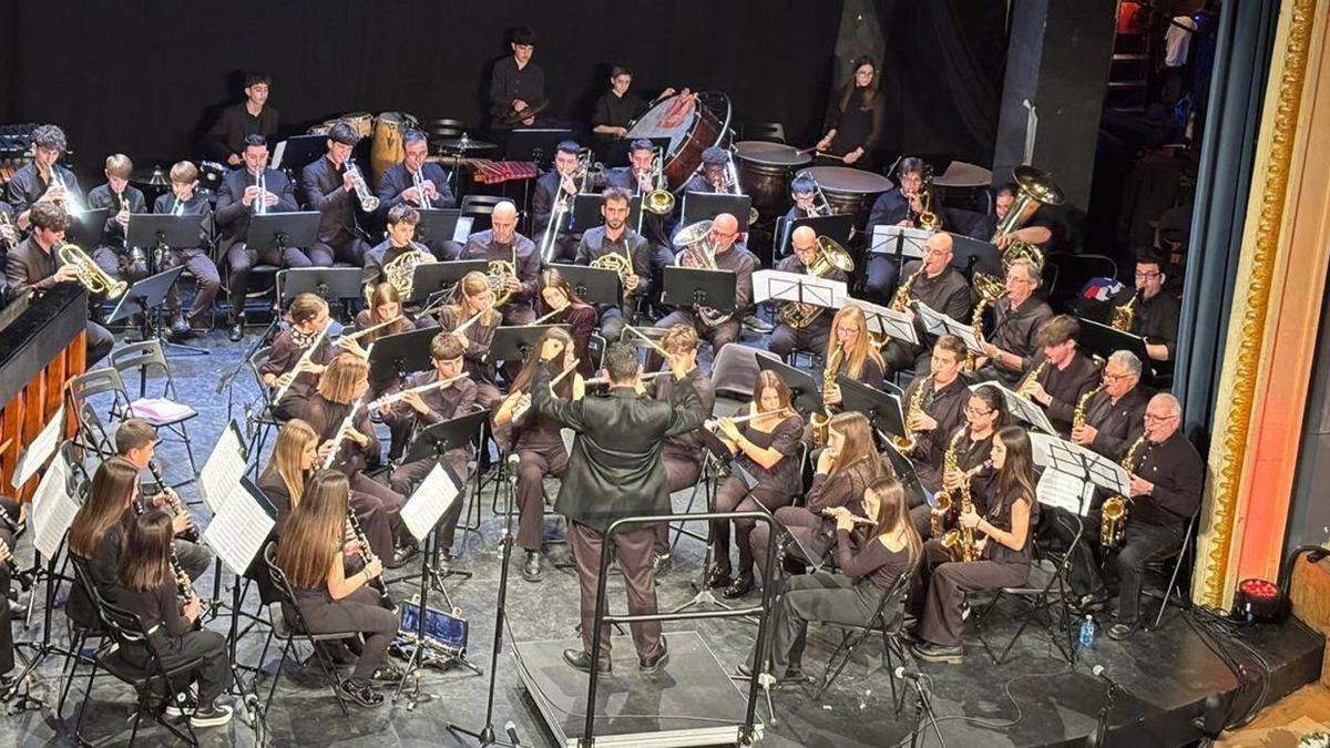La banda de la Escuela de Música, durante un concierto en el teatro Latorre. | CEDIDA