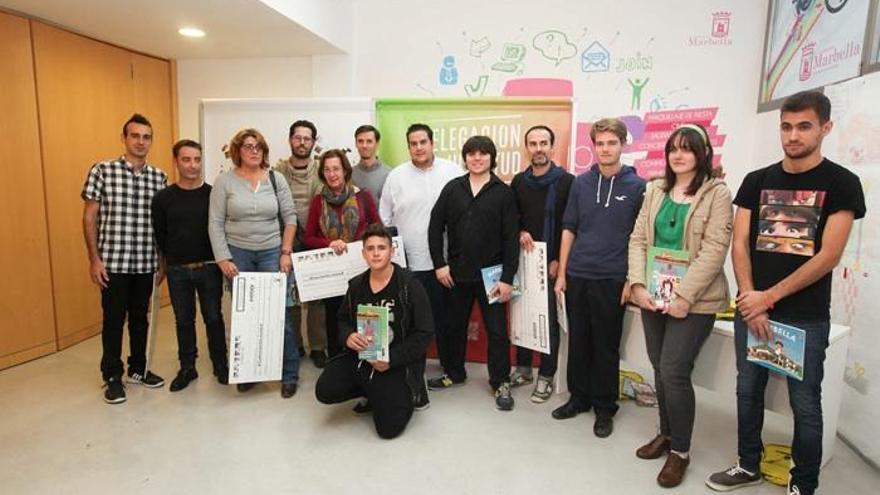 El concejal de Juventud, Manuel García, con los premiados.