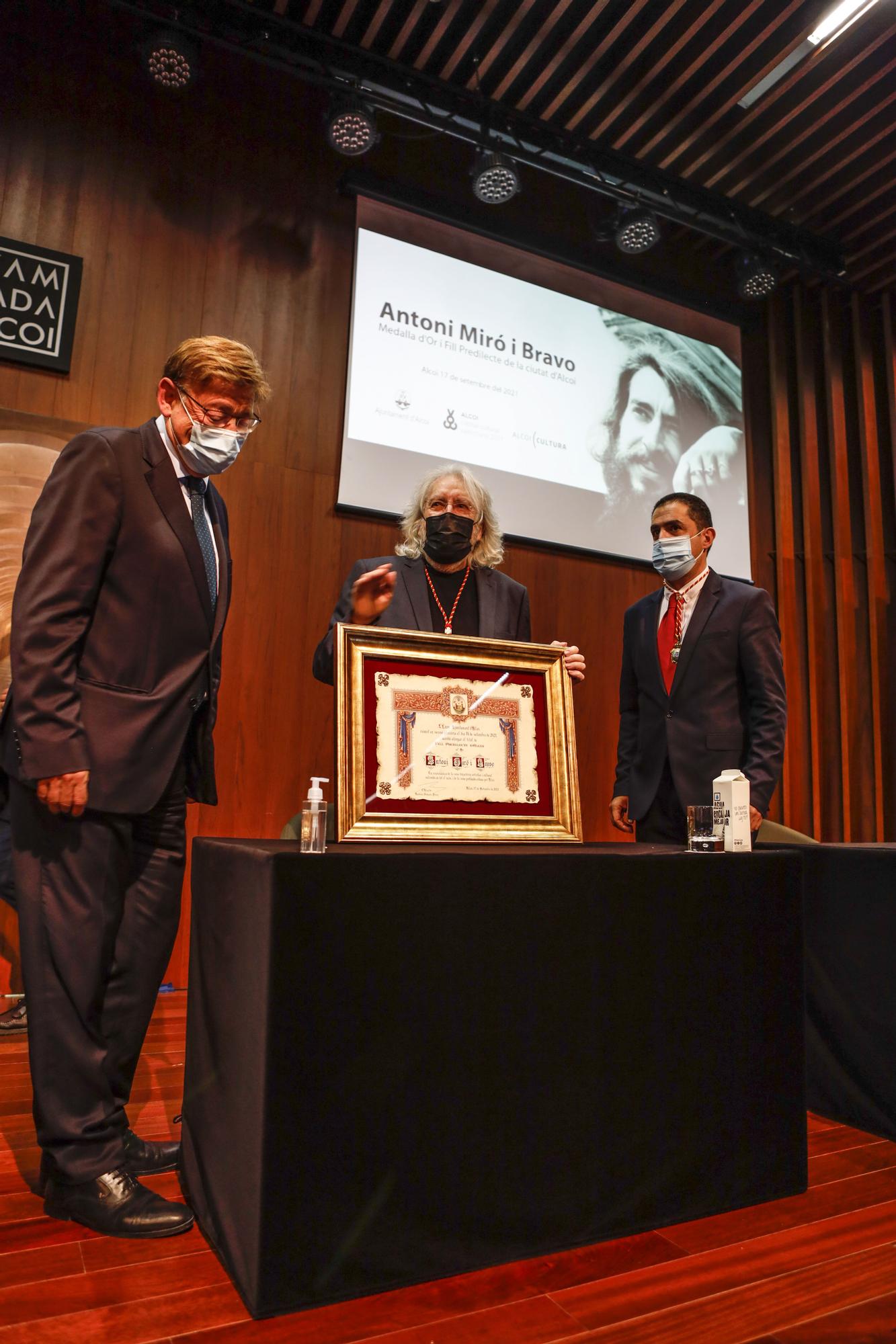 Antoni Miró recibe la Medalla de Oro y el título de Hijo Predilecto de Alcoy