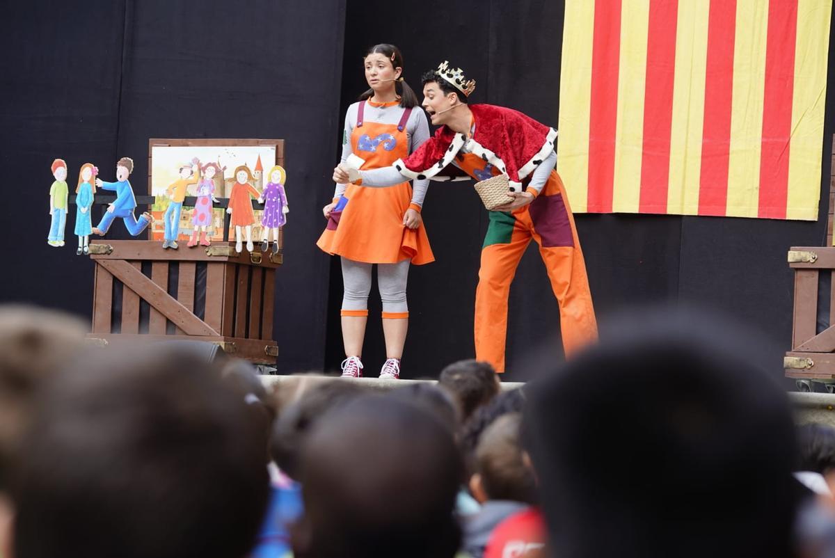 GALERIA | Gairebé 1.200 infants viuen la llegenda de Sant Jordi al patí del Kursaal de Manresa