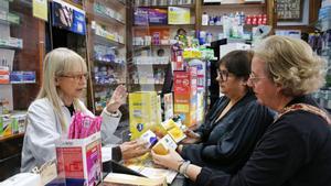 Barcelona 18/10/2025 Hacer fotos para un tema sobre el poco asesoramiento que reciben las mujeres durante la menopausia. Puede ser en una farmacia, con algunos productos Foto ELISENDA PONS