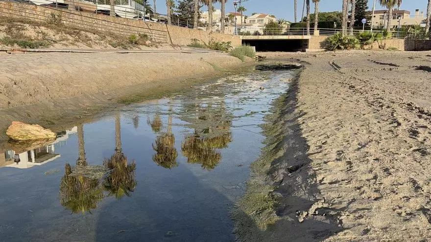 Un nuevo vertido de aguas residuales que va a más recorre la Cala La Mosca de Orihuela Costa