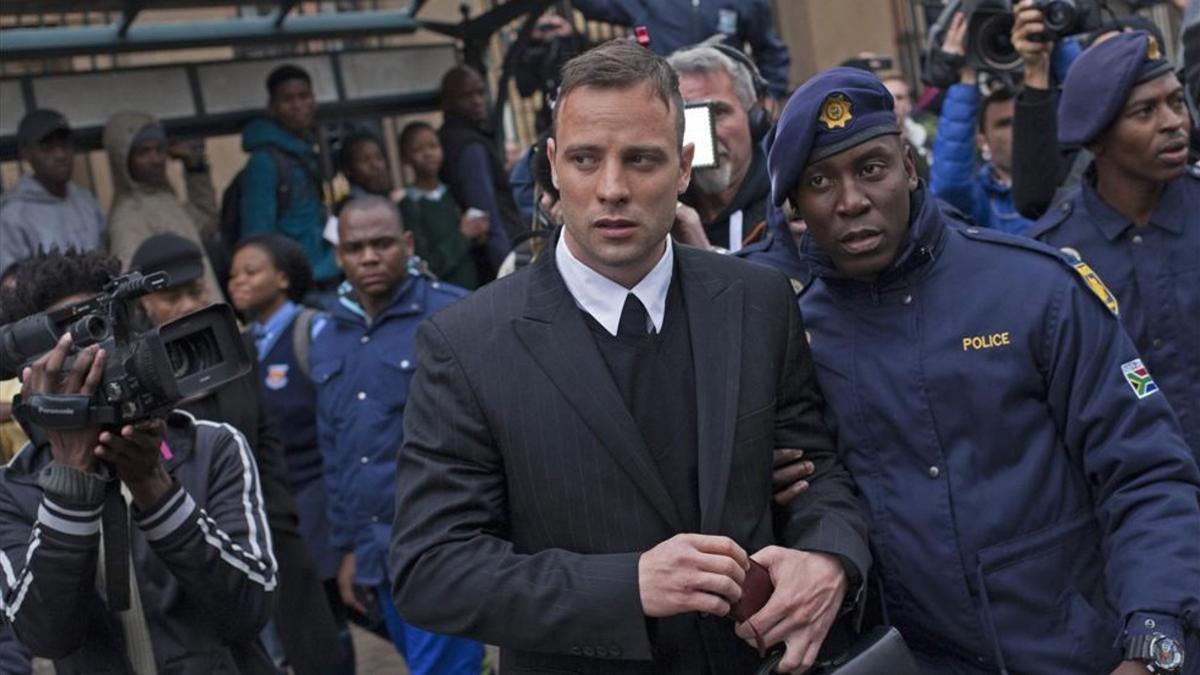 Pistorius, custodiado por la policía a la entrada al tribunal