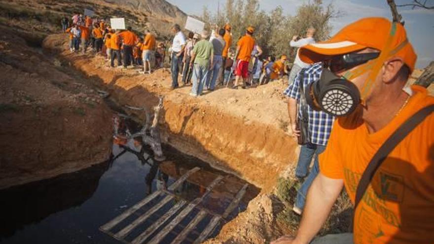 Orihuela tasa en 2 millones el daño moral por enterrar toneladas de basura sin tratar