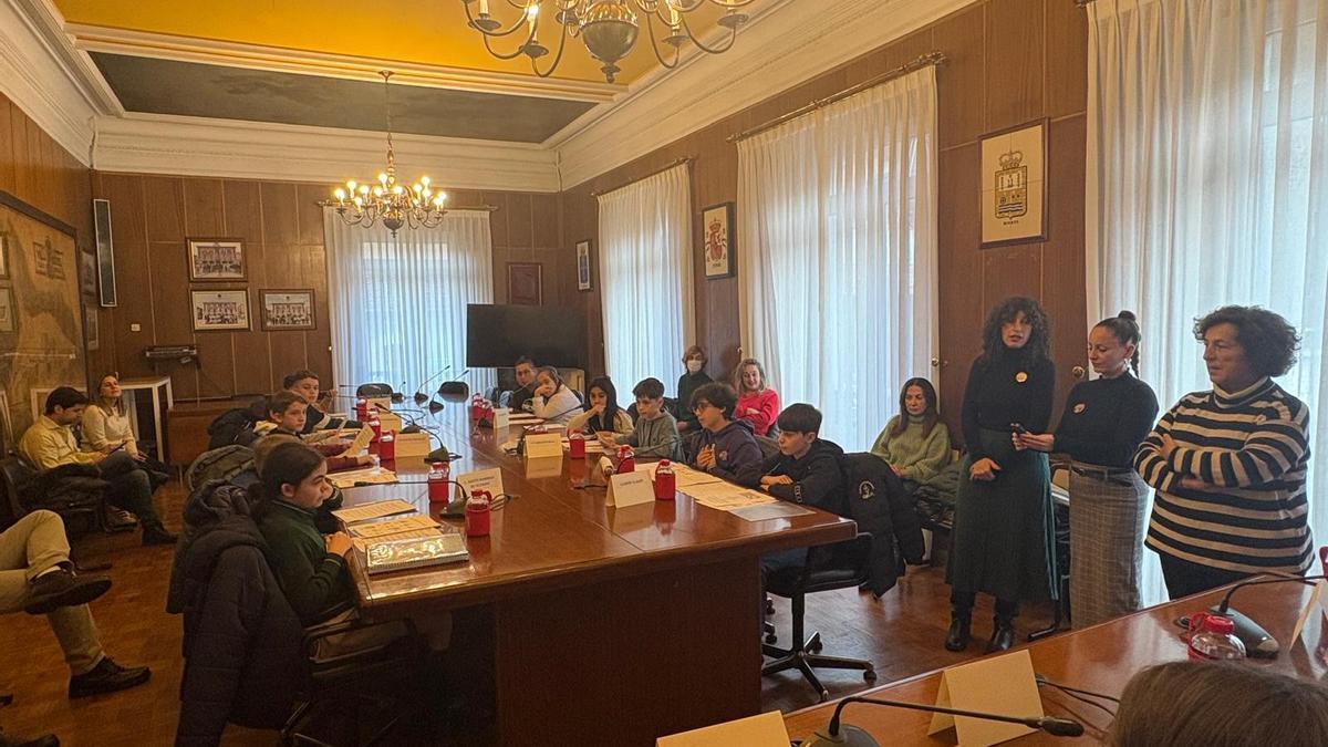 Los niños, en el Salón de Plenos de Mieres.