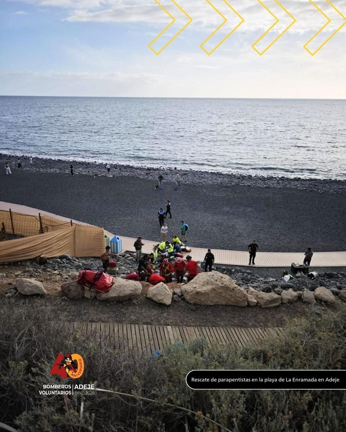 Momento en el que los equipos de emergencias atienden a los dos ocupantes del parapente que se accidentó en Adeje, falleciendo uno de ellos, una joven de 28 años.