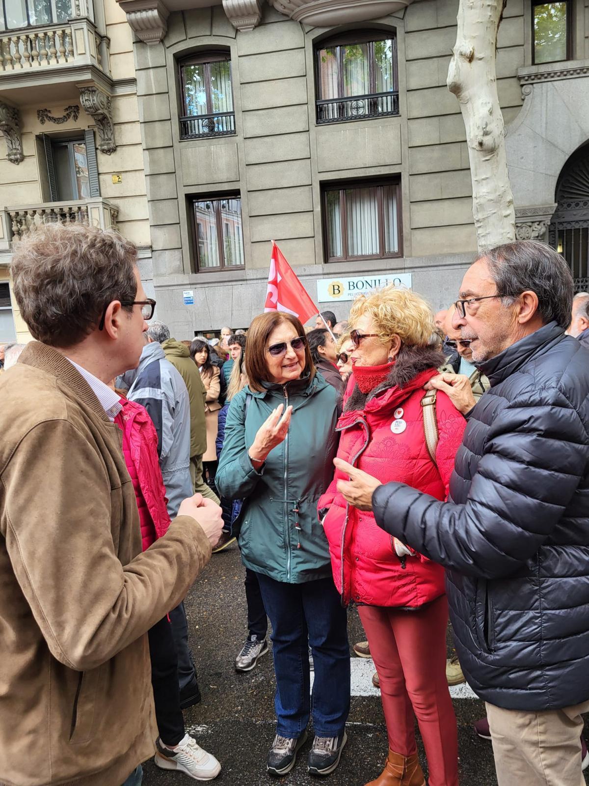 El eurodiputado Domenec Ruiz y Ángel Franco junto a un grupo de socialistas alicantinos en la manifestación de Ferraz.