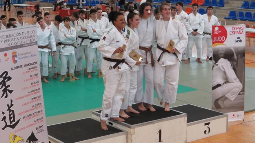 Noa Fernández, segunda por la izquierda, en el podio de Valladolid; por la izquierda, Giovana Oliveira (Portugal), Noa Fernández, María López (también asturiana) y Carolina Castillo.