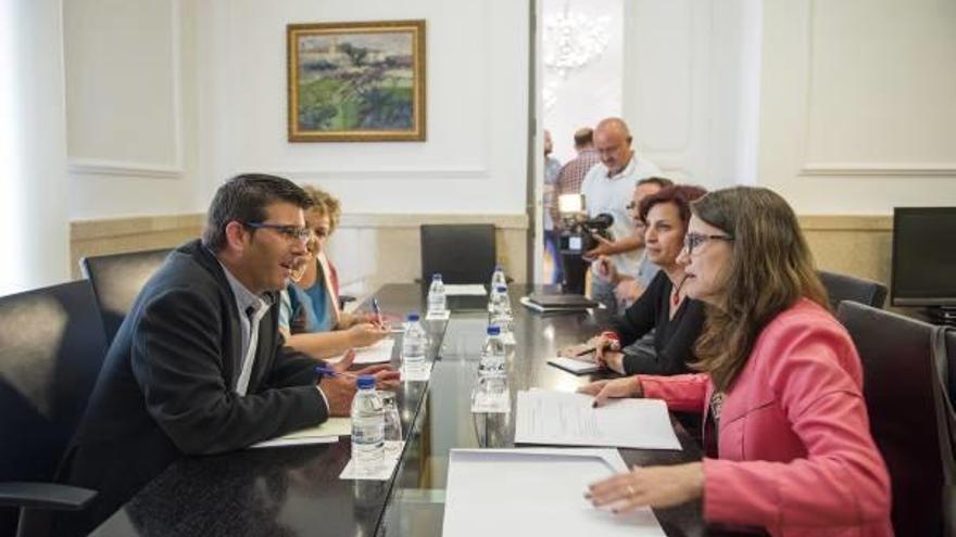 El presidente de la diputación, Jorge Rodríguez, en plena reunión con la vicepresidenta Mónica Oltra.