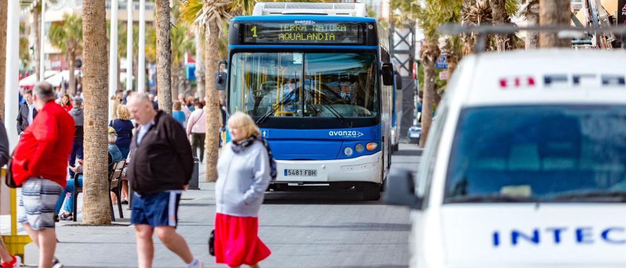 Uno de los autobuses urbanos circulando, ayer, por el paseo de Poniente entre viandantes y coches parados.