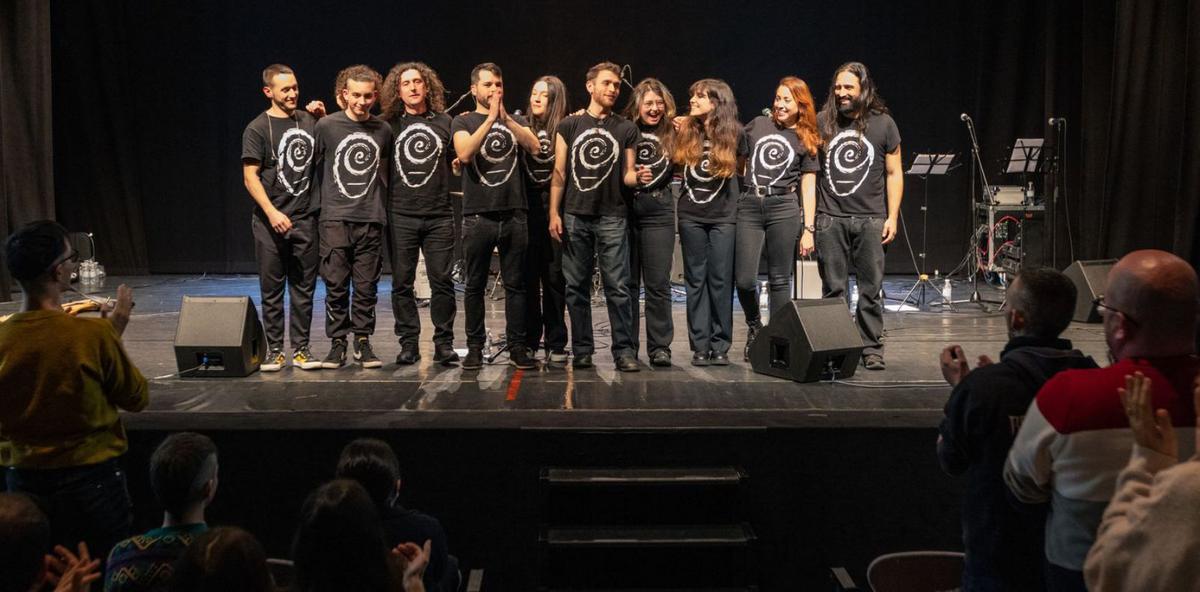 Integrantes del grupo Fear Of Missing Out saludan ante los aplausos en el  Salón Teatro /  | FOTOGRAFÍA: PIXELÍN PHOTO