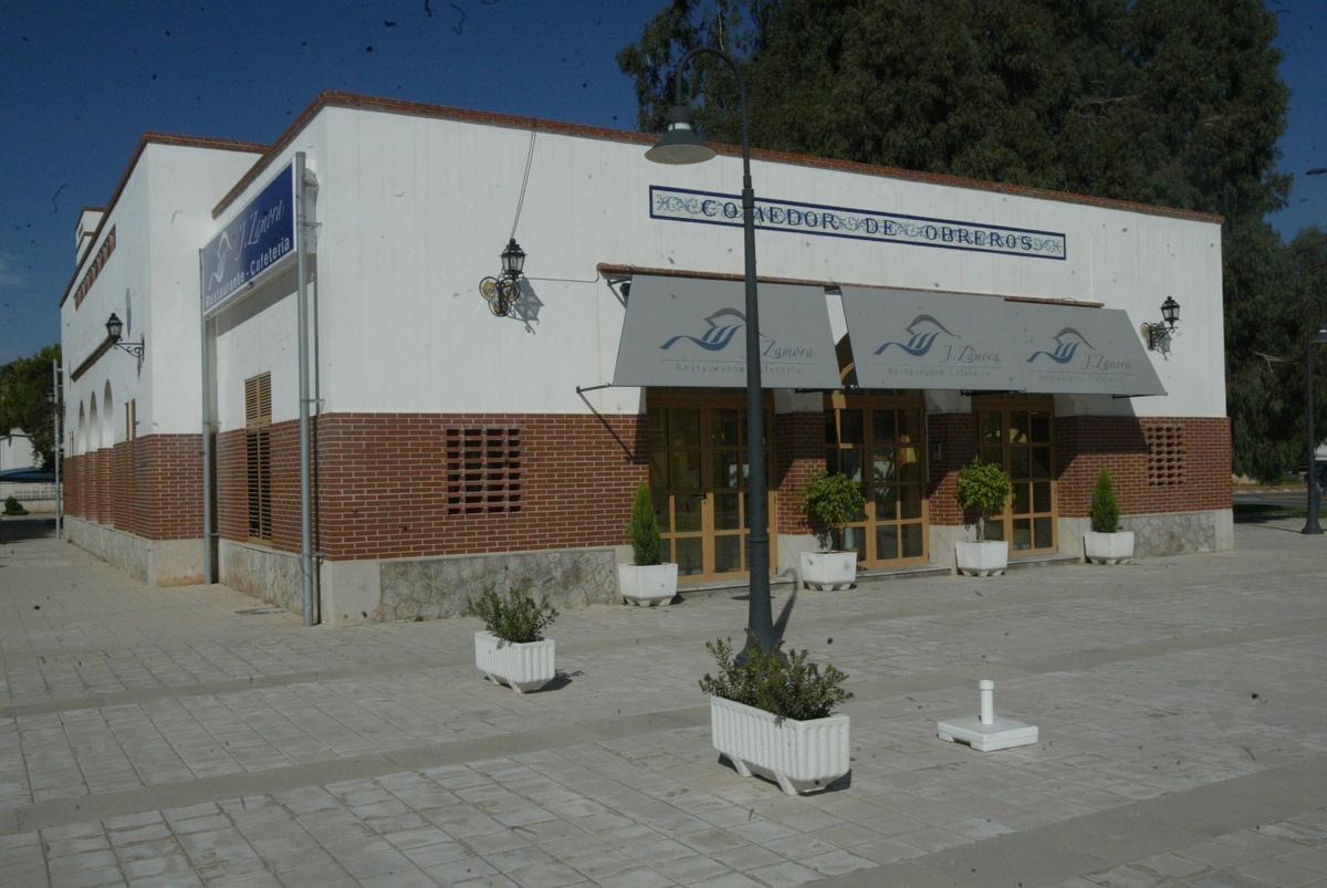 Fachada del restaurante J Zamora, que bajó la persiana hace un mes.