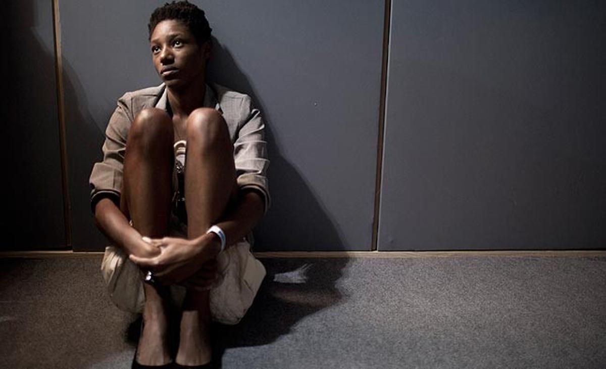 Una model espera dijous al ’backstage’ durant una desfilada de la Fashion Rio Summer 2012, a Rio de Janeiro (Brasil).