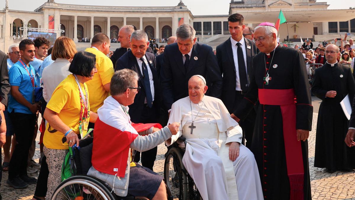 El Papa Francisco saluda a un peregrino cuando sale de la Capilla de las Apariciones en el Santuario de Nuestra Señora de Fátima