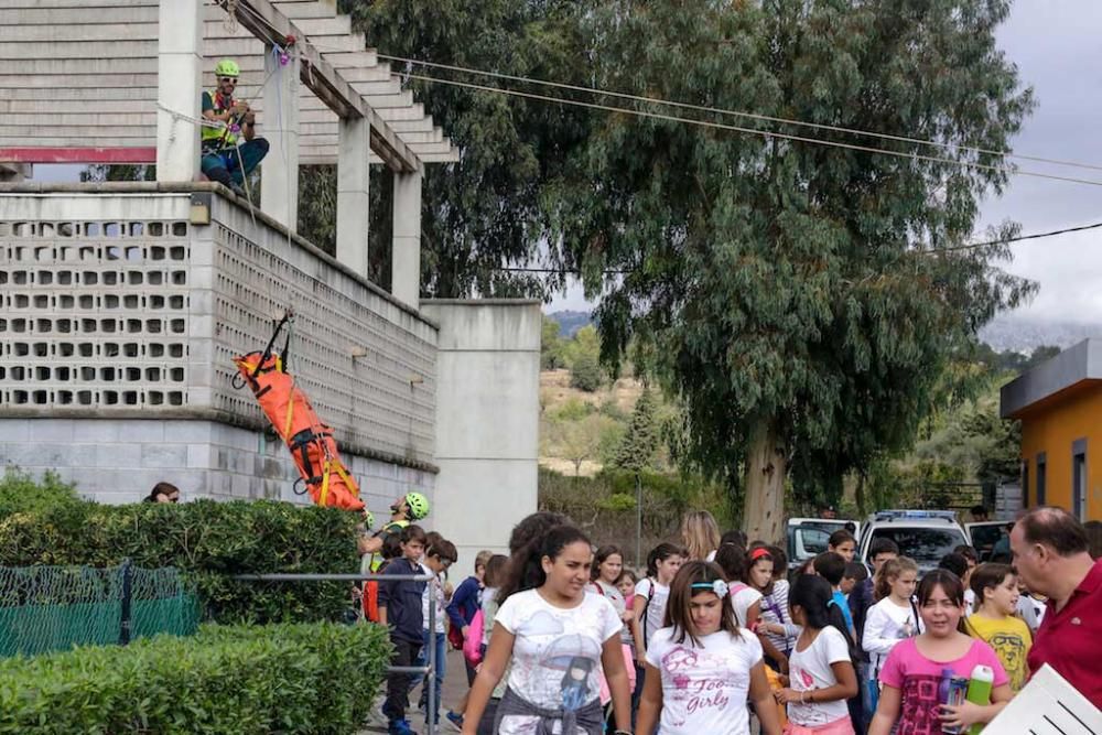 Exhibición de la Guardia Civil ante escolares en Inca