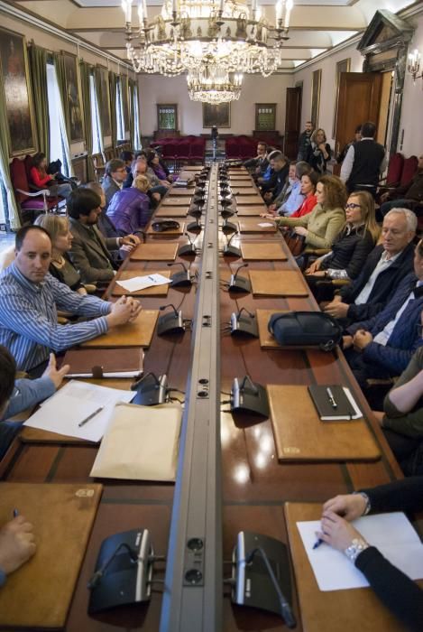 Reunión de Wenceslao López con comerciantes afectados por en incendio de la calle Uría