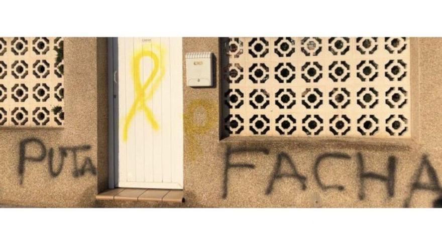 Insultan a Begoña Carrasco con pintadas y lazos amarillos en su domicilio particular