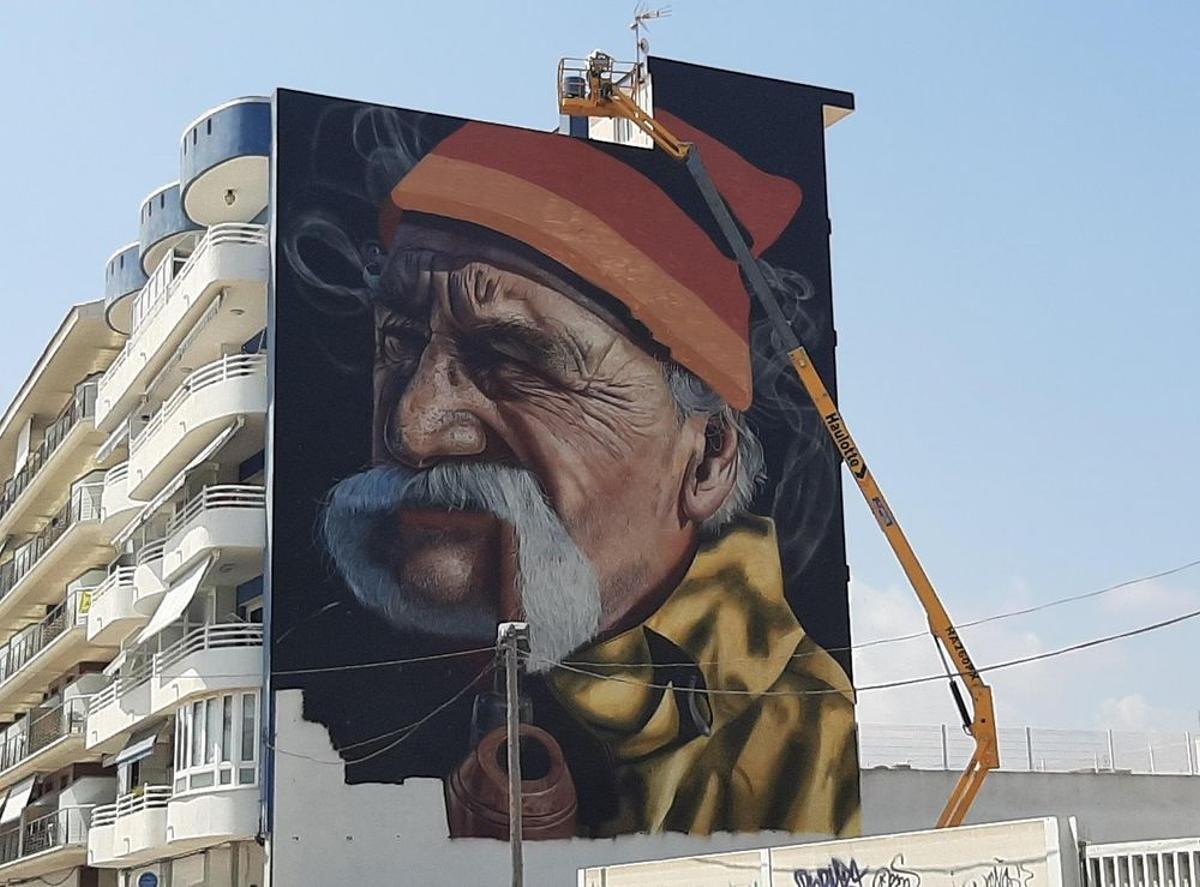 Mural en un bloque de viviendas en Benicarló.