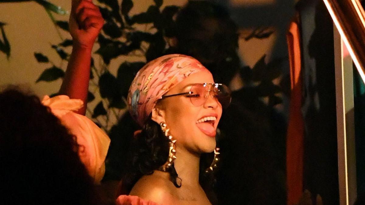 Rihanna gritando vestida de festival
