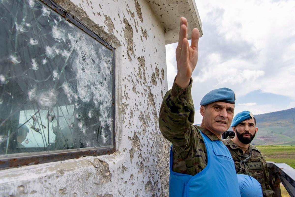 El general Aroldo Láxzaro, jefe la misión UNIFIL de la ONU, visita uno de los escenarios de intercambio de disparos entre Israel y milicias de HIzbolá en la frontera libanesa.