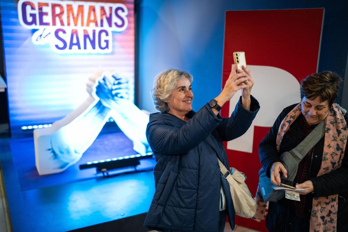 Sesión de Germans de Sang en el Teatro Condal, para los suscriptores y lectores de El Periódico, Diari de Girona, Regió 7 y del semanario Empordà.