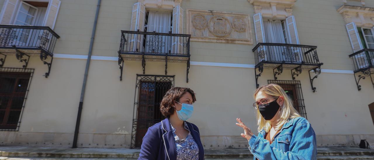 Las ediles del PSOE Carolina Gracia y Cambiemos María Sandoval, ayer. | TONY SEVILLA