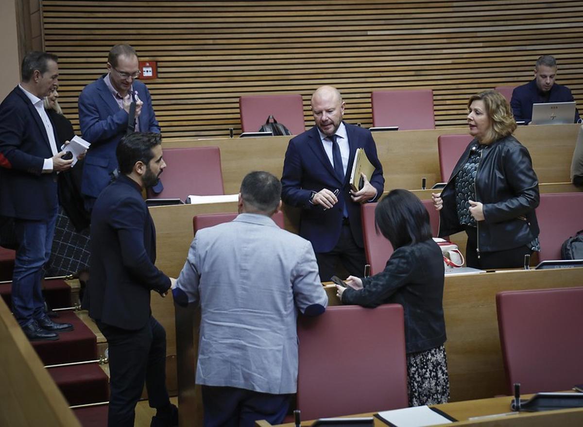 Diputados del PSPV hablan antes de comenzar un pleno en las Corts, imagen de archivo.