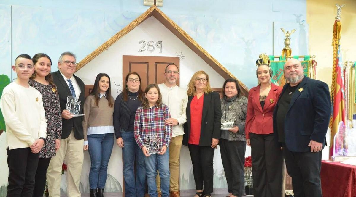 Las personas galardonadas, representantes falleros y autoridades municipales.