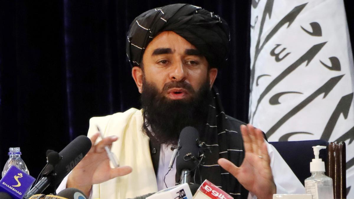 El portavoz de los talibanes Zabihulá Muyahid, durante una rueda de prensa en Kabul.