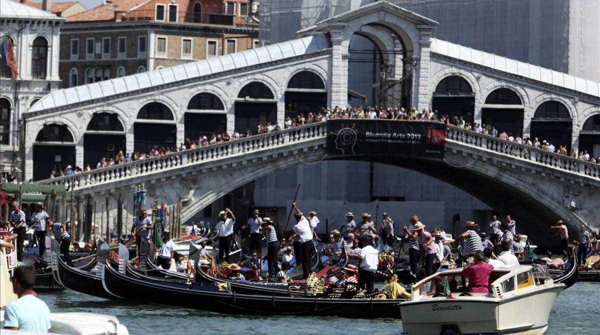 L'alcalde de Venècia carrega contra la política turística de Colau