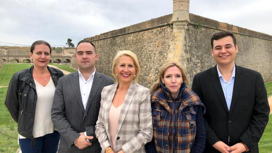 Maria Àngels Olmedo amb companys de candidatura.