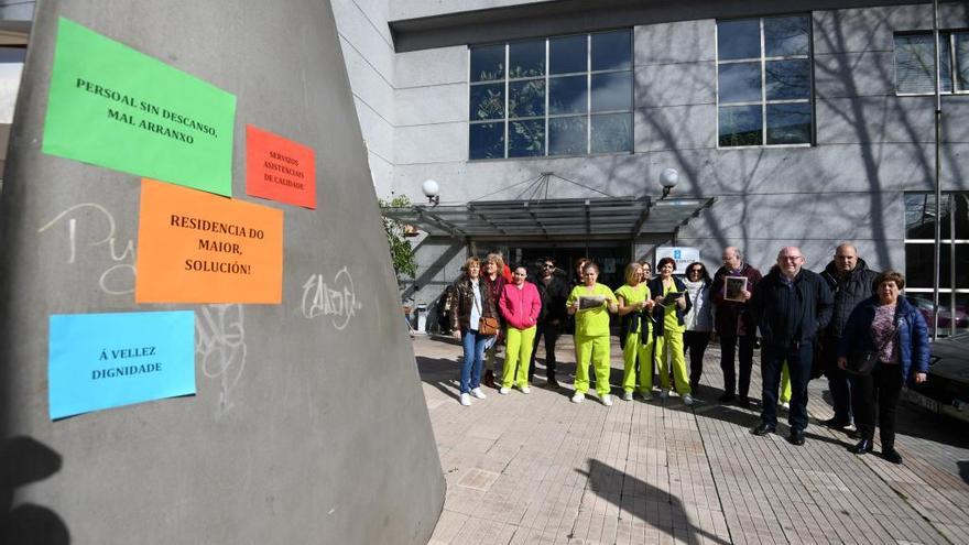 Protesta de los trabajadores, ayer, a las puertas de la Residencia de la tercera edad. // G.Santos