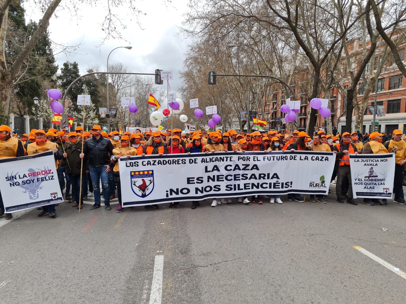 La manifestación también reúne a los cazadores de la Comunidad Valenciana para reivindicar la caza