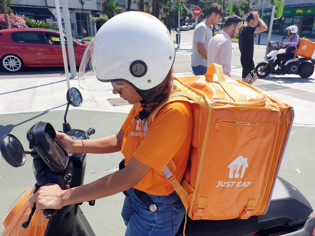 Repartidora de Just Eat en las inmediaciones de Vialia