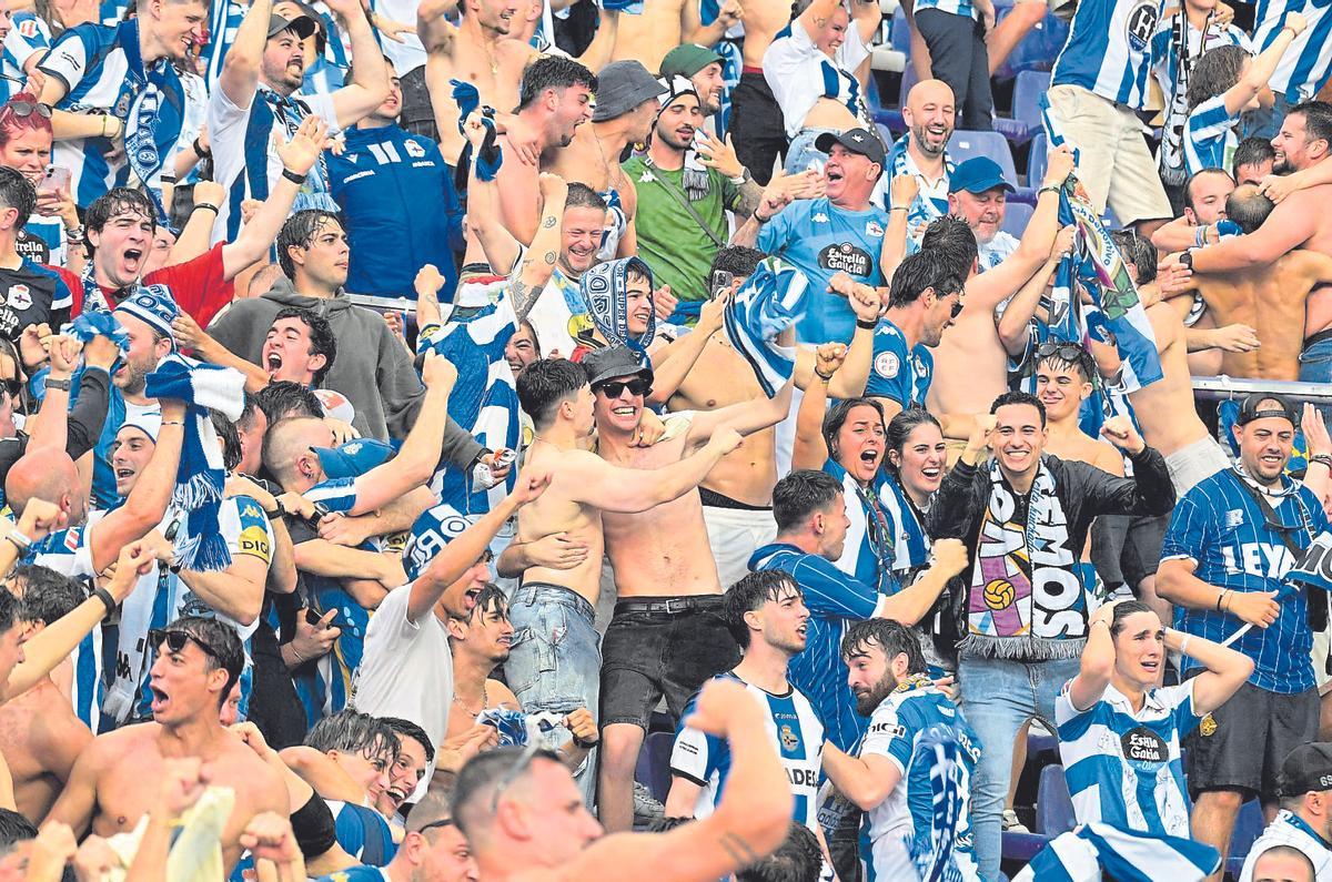 Aficionados desplazados a Valladolid celebran el ascenso en el Nuevo Zorrilla