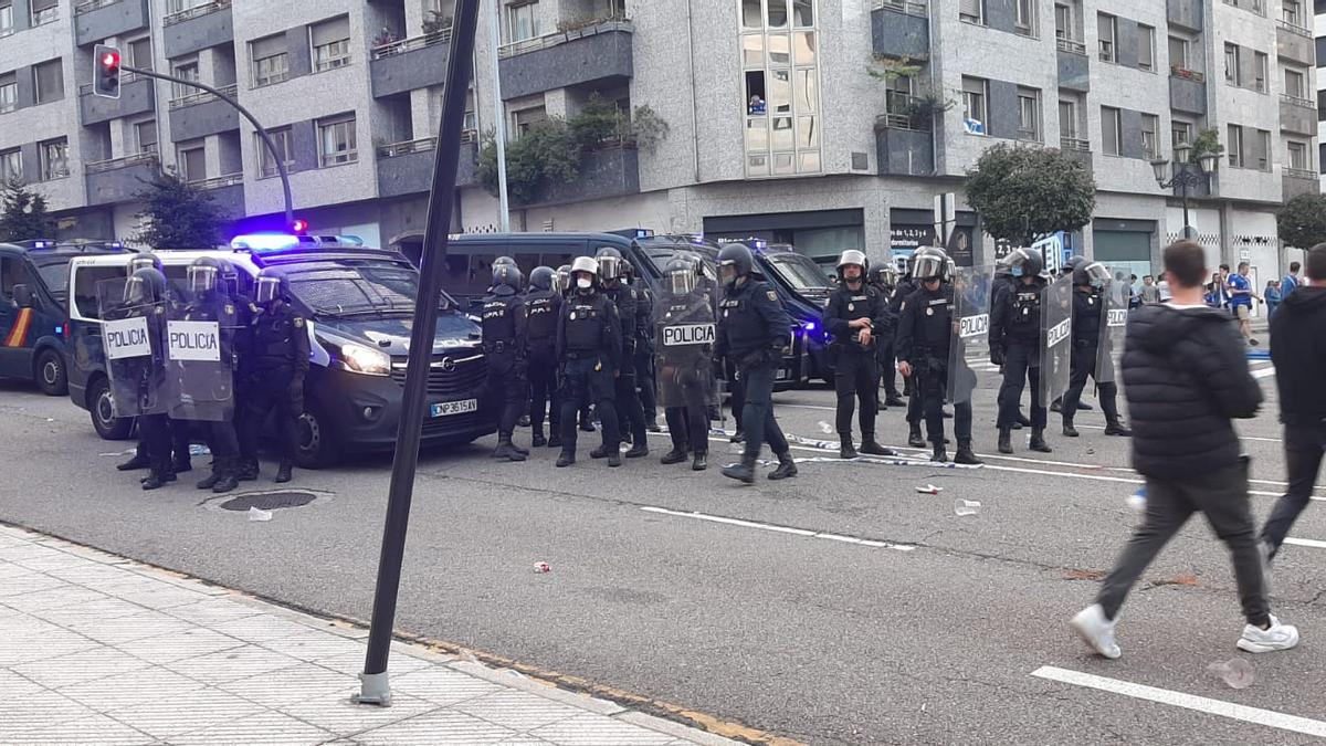 Momento de la detención de dos aficionados tras los disturbios antes del derbi