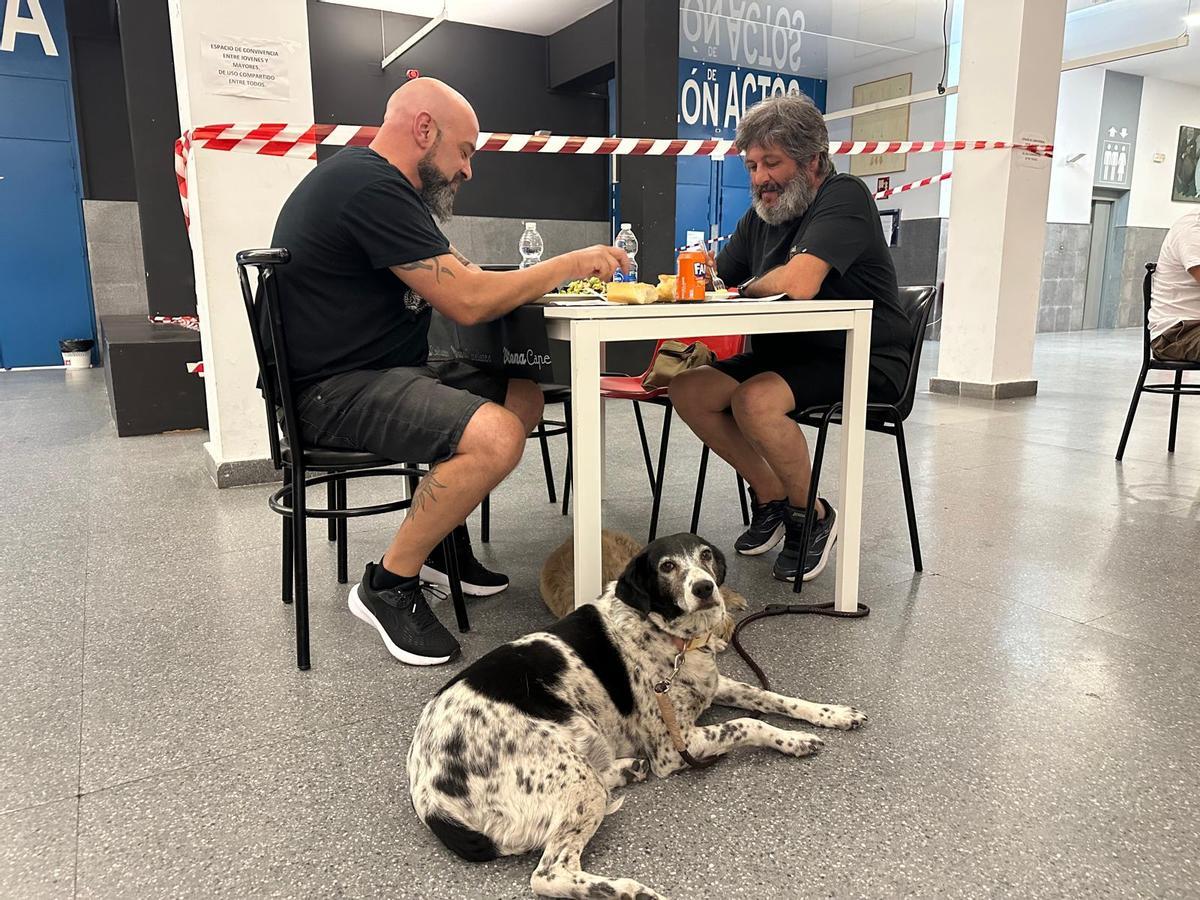 Nacho, junto a su cuñado y sus perros, en el Teatro Buero Vallejo de Alcorcón, convertido estos días en punto de acogida para vecinos evacuados por los incendios.